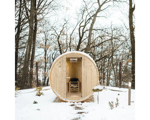 Houten barrelsauna in een winterse tuin