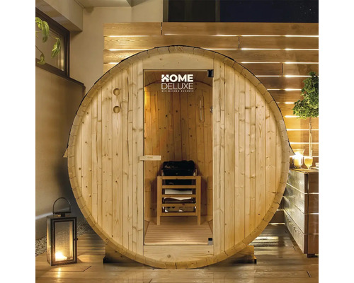 Vatvormige sauna met open ingang en houten rek