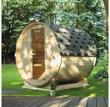 Houten barrel sauna met dakshingles in de tuin