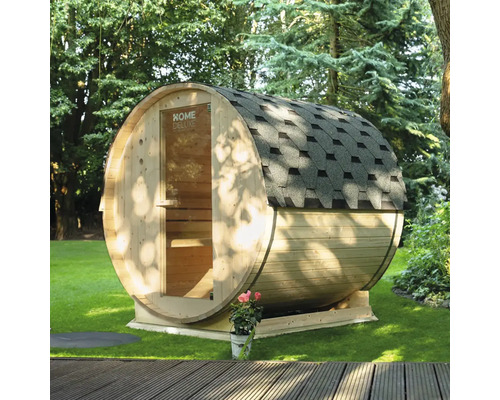 Houten barrel sauna met dakshingles in de tuin