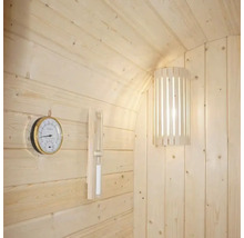 Sauna-interieur met thermometer, hygrometer en lamp
