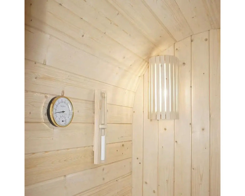 Sauna-interieur met thermometer, hygrometer en lamp