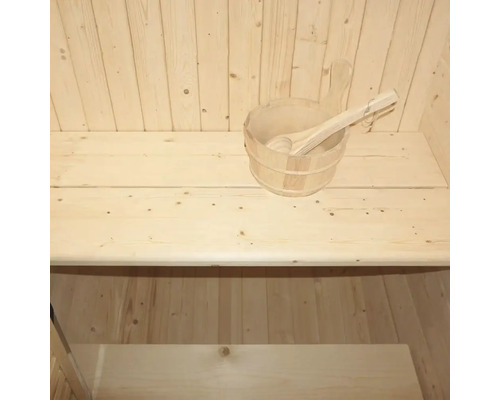 Houten emmer met scheplepel in een sauna