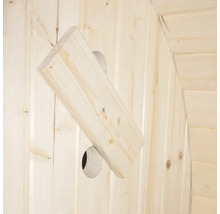 Houten gevel met een gemonteerd stuk hout