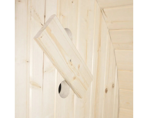 Houten gevel met een gemonteerd stuk hout