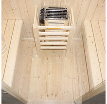 Binnenaanzicht van een sauna met kachel en houten banken
