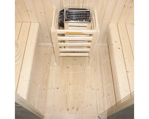 Binnenaanzicht van een sauna met kachel en houten banken