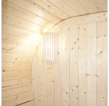 Interieur van een sauna met een wandlamp.