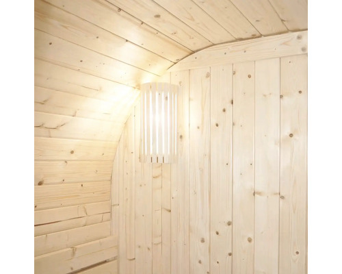 Interieur van een sauna met een wandlamp.