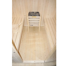 Interieur van een sauna met saunakachel en houten banken
