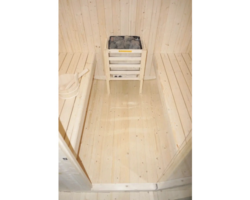 Interieur van een sauna met saunakachel en houten banken