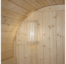 Houten wandlamp in een sauna