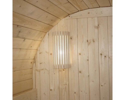 Houten wandlamp in een sauna