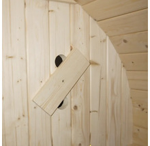 Detail van een houten sauna met ventilatieklep