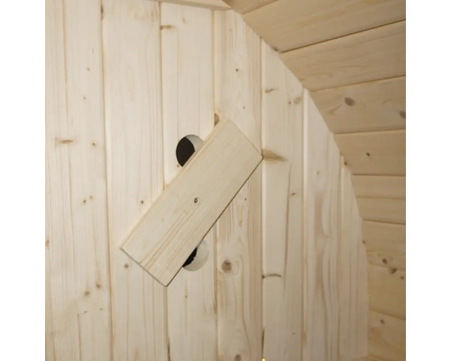 Detail van een houten sauna met ventilatieklep