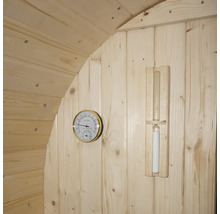 Sauna accessoires aan een houten wand: thermometer en zandloper