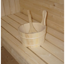 Houten emmer met pollepel in een sauna