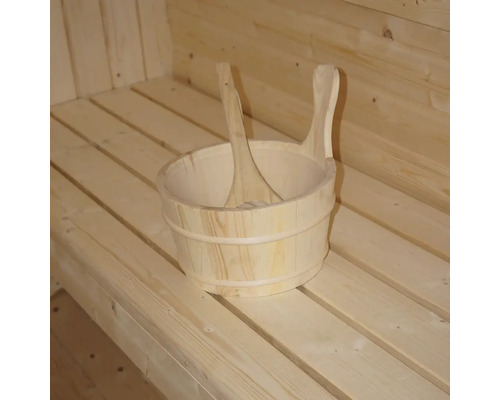 Houten emmer met pollepel in een sauna