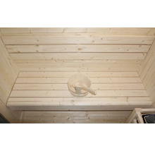 Interieur van een sauna met houten wand en houten emmer