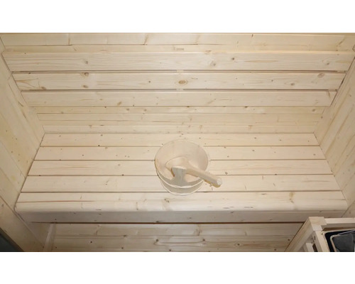 Interieur van een sauna met houten wand en houten emmer