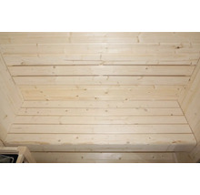 Interieur van een sauna met houten lambrisering op wanden en plafond