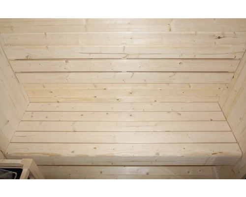 Interieur van een sauna met houten lambrisering op wanden en plafond