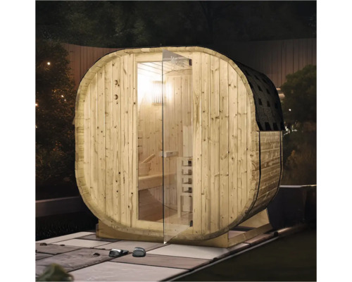 Vatvormige sauna met glazen deur en houten bekleding in de buitenruimte.