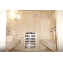 Binnensauna met houten banken, saunakachel en accessoires
