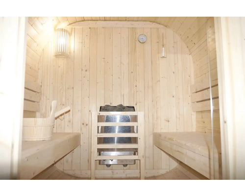Binnensauna met houten banken, saunakachel en accessoires