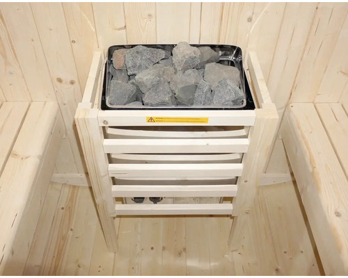 Saunakachel met saunastenen in een lichte houten ruimte