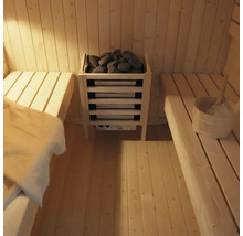 Interieur van een sauna met banken, saunakachel en sauna-accessoires