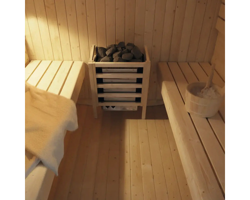 Interieur van een sauna met banken, saunakachel en sauna-accessoires