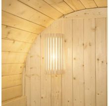 Houten sauna met wandlamp