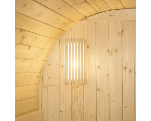 Houten sauna met wandlamp