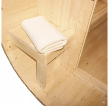 Houten sauna met bank en handdoek