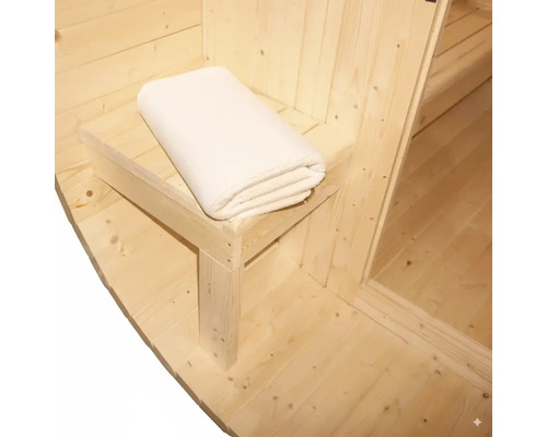 Houten sauna met bank en handdoek
