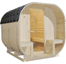 Houten sauna in de vorm van een ton met dakshingles en banken