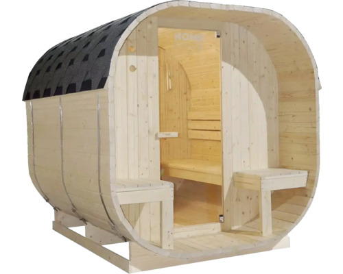 Houten sauna in de vorm van een ton met dakshingles en banken