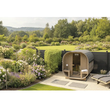 Tuin met barrelsauna en beplante border