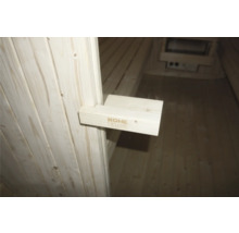 Interieur van een sauna met het Home Deluxe logo op een houten houder
