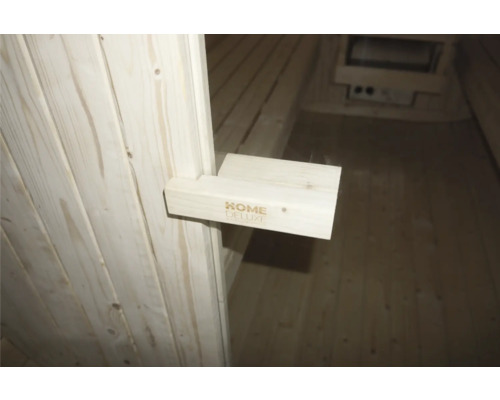Interieur van een sauna met het Home Deluxe logo op een houten houder