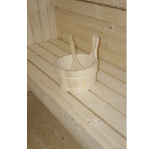 Houten emmer met scheplepel in een sauna