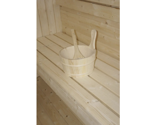 Houten emmer met scheplepel in een sauna