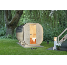 Houten barrelsauna in de tuin met verlichting