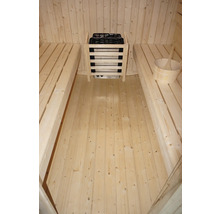 Interieur van een sauna met banken, saunakachel met stenen en houten emmer