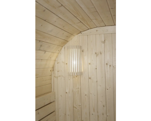 Houten saunalamp aan houten muur