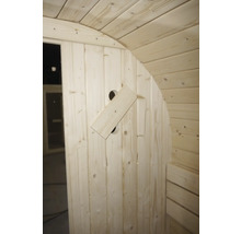 Binnenaanzicht van een houten sauna met ventilatieklep