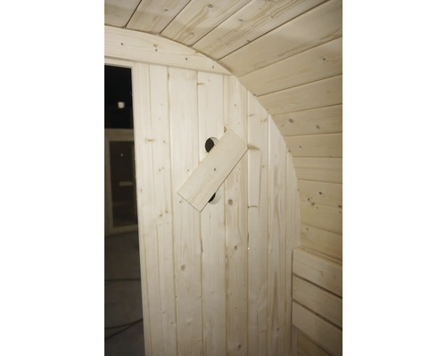 Binnenaanzicht van een houten sauna met ventilatieklep