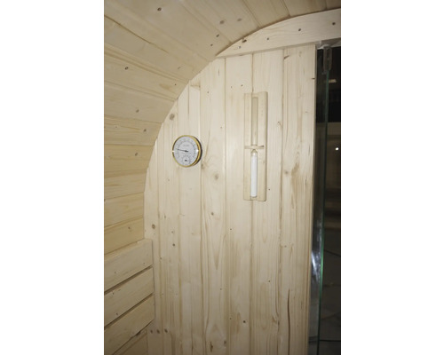 Interieur van een sauna met thermometer en zandloper