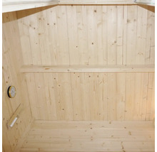 Interieur van een sauna met houten wanden, zitbank en thermometer